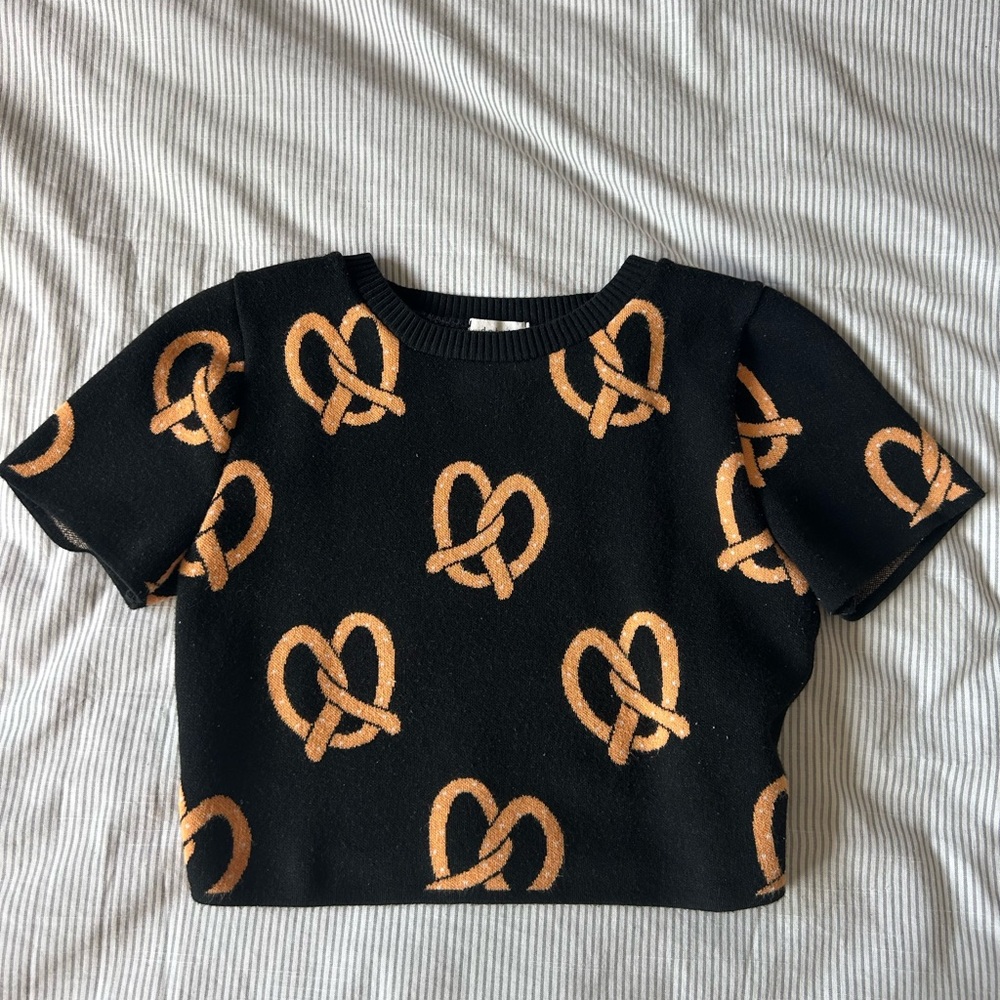 Debut Black and Orange Pretzel Pattern Short Sleeve Tee
